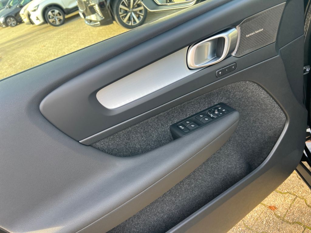 VOLVO XC40 B3 B DKG Plus Black Edition, FHZ VOLVO XC40 B3 B DKG Plus Black Edition, FHZ