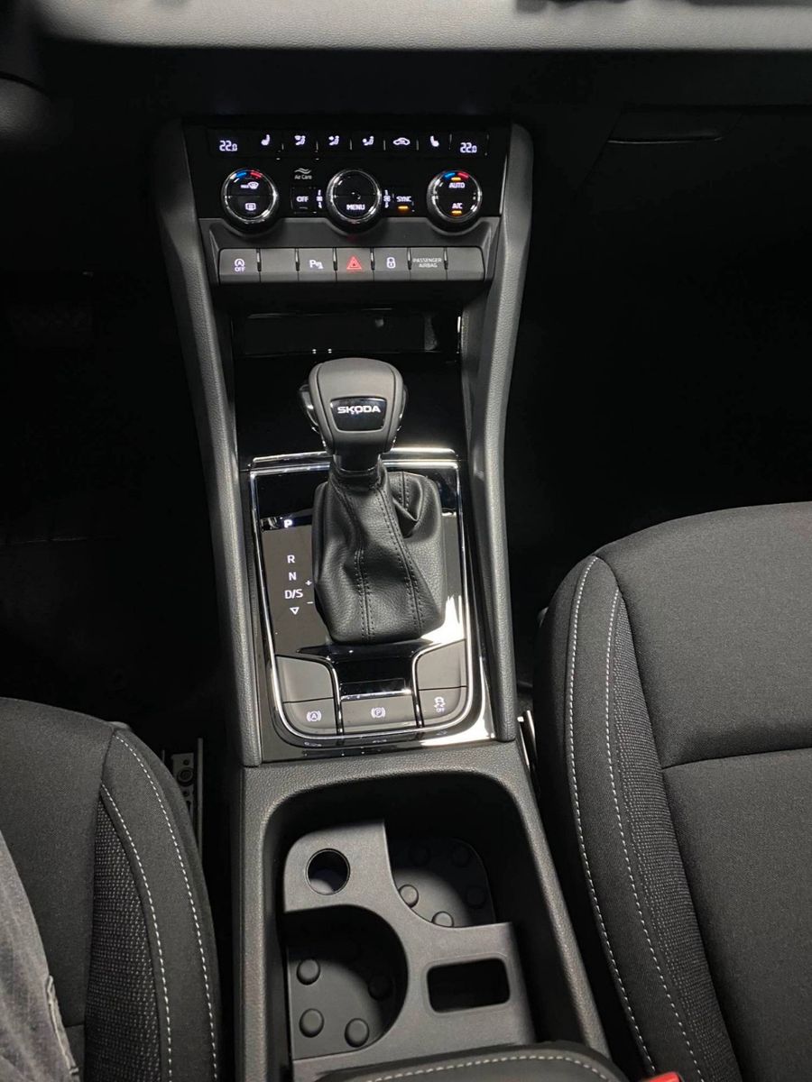 Fahrzeugabbildung SKODA Karoq 1.5 TSI DSG Selection+AHK+KAMERA+16"ALU+BC