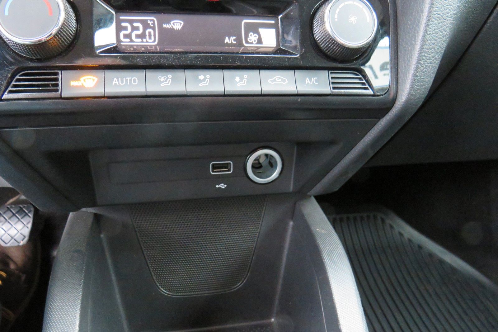 Fahrzeugabbildung SKODA Fabia Combi Ambition SITZH. GJ GRA PDC APP 1.H