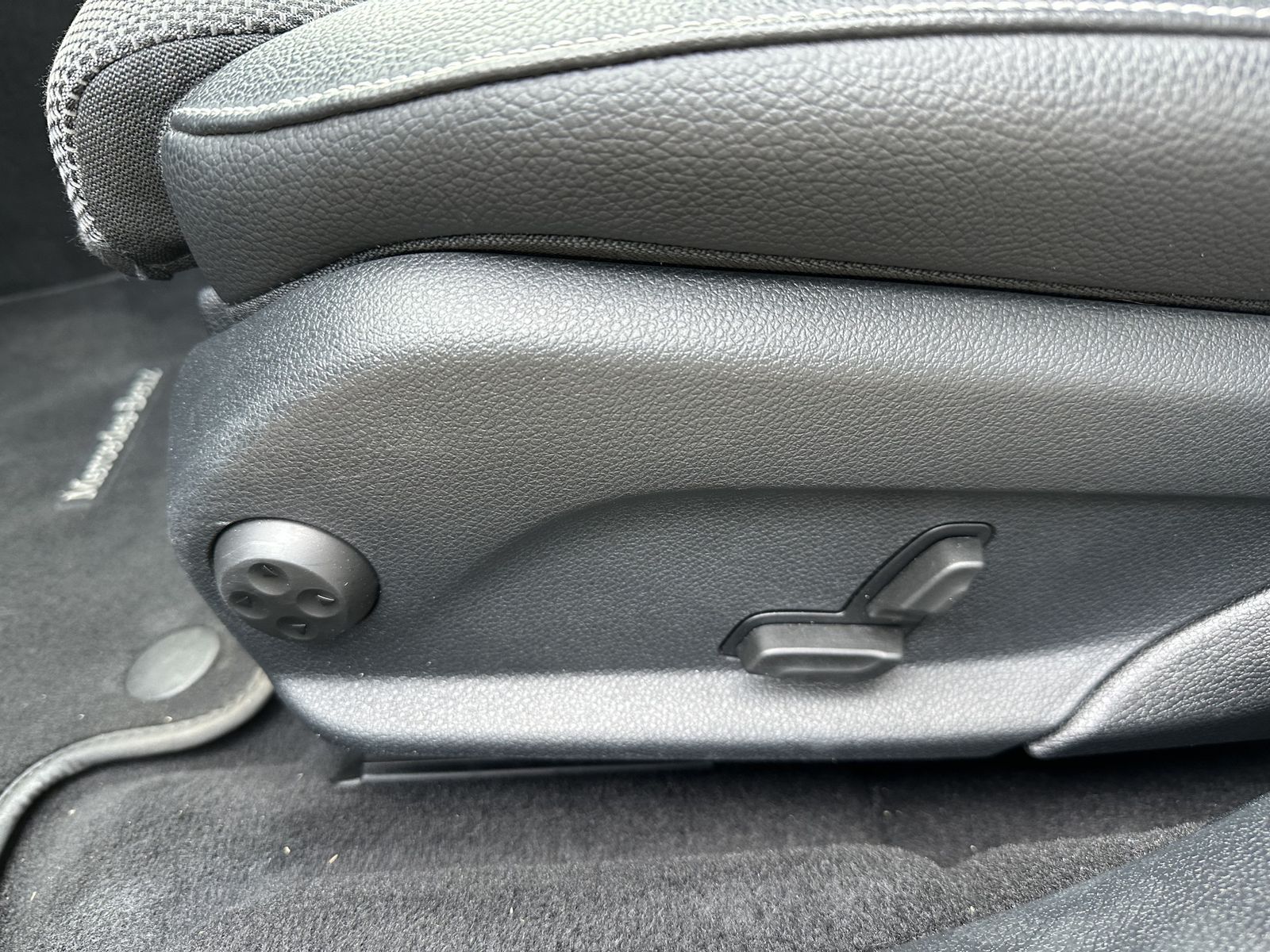 Fahrzeugabbildung Mercedes-Benz E 300e T Avantgarde NAV+LED+KAMERA+SHZ+VCOCKPIT