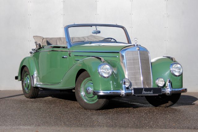 Mercedes-Benz 220 A Cabrio,gewölbte Frontscheibe+Amaturenbrett