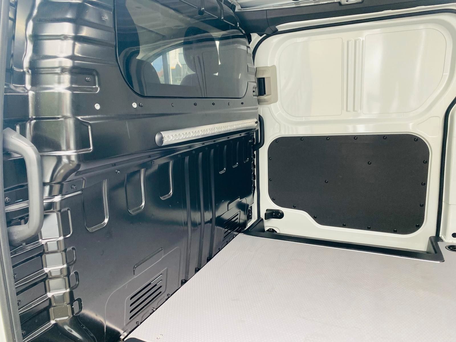 Fahrzeugabbildung Maxus eDeliver 7 L2 3,5t 3SIT+LED+NAVI+SHZ+KAMER+ACC+