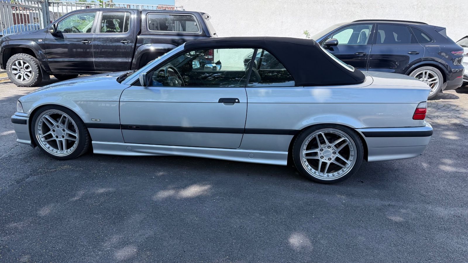 Fahrzeugabbildung BMW 320i Cabrio Sport Edition