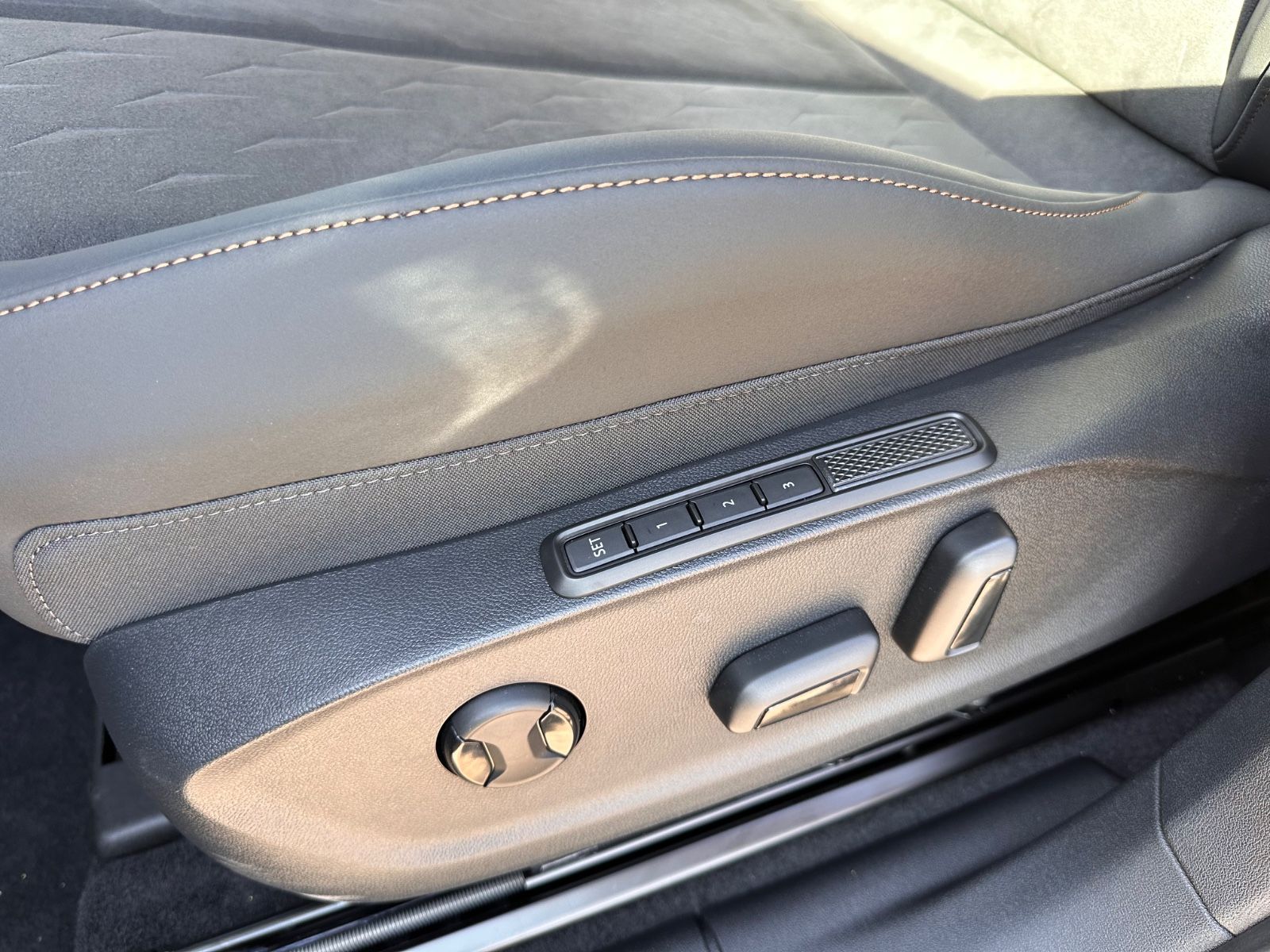 Fahrzeugabbildung CUPRA Terramar 1.5 eTSI AHK/ACC/SHZG/LED/PDC/RFK