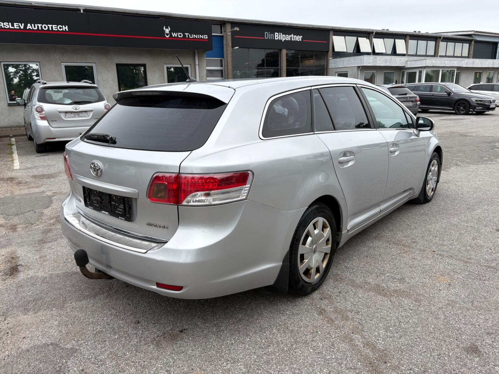 Toyota Avensis 2011 — interior