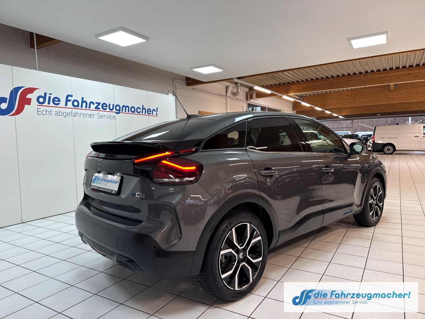 Fahrzeugabbildung Citroën C4 e- Shine HUD Navi 360 Kamera LED Apple CarPla