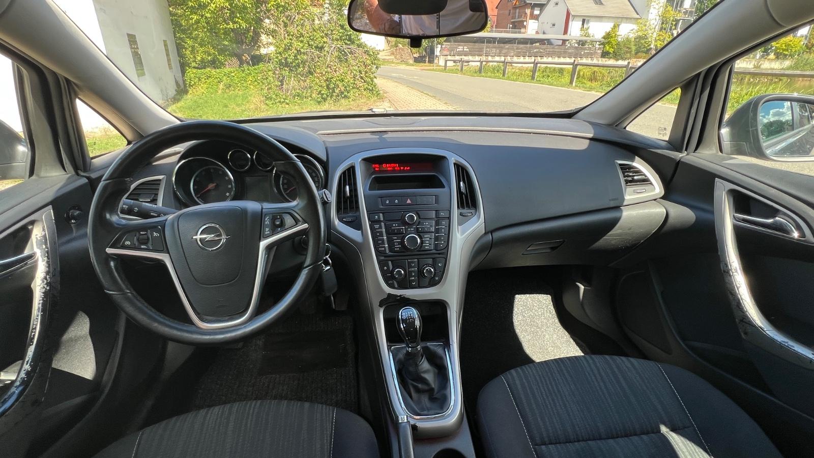Opel Astra 2012 — photo 9