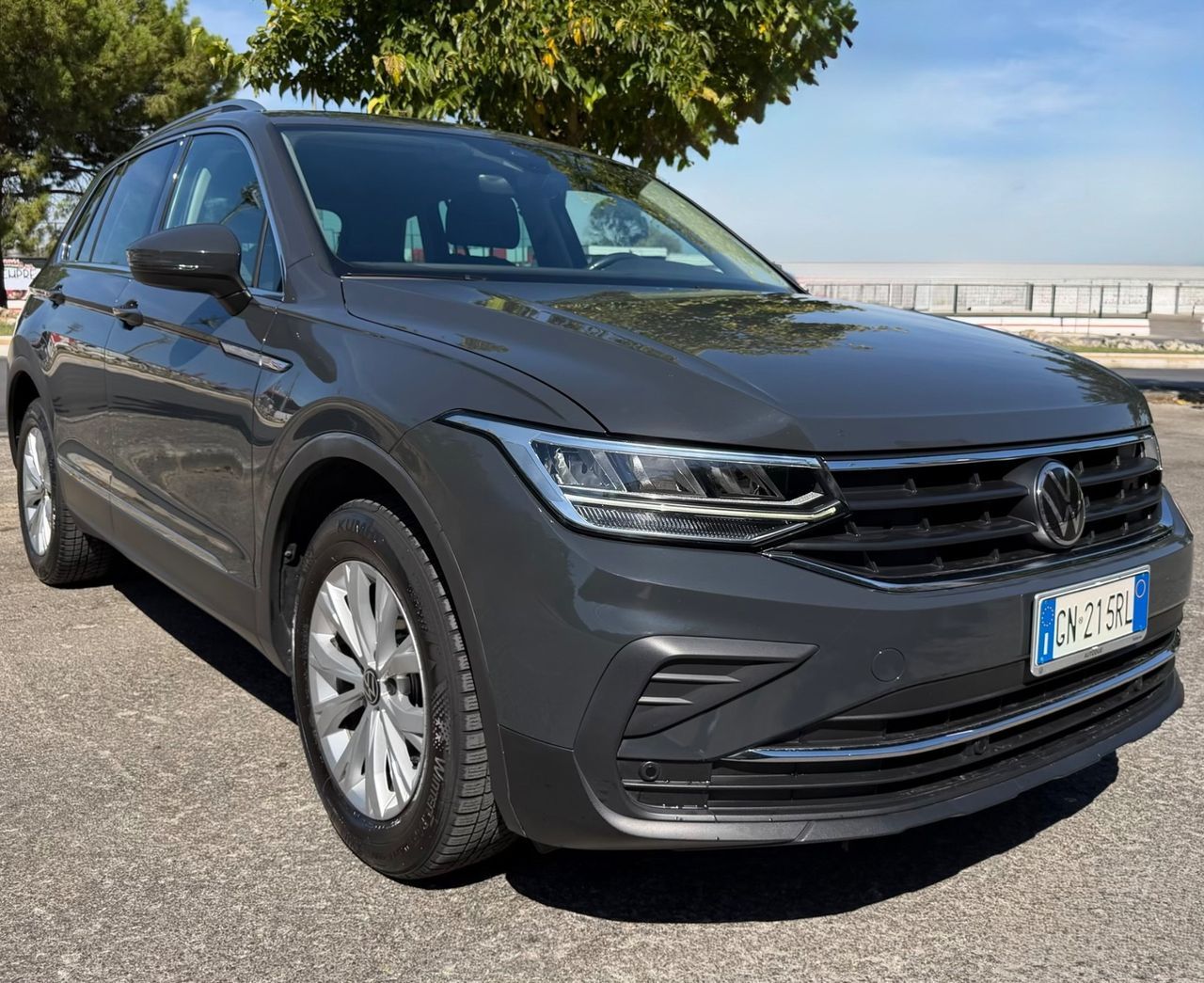 Volkswagen Tiguan - 1