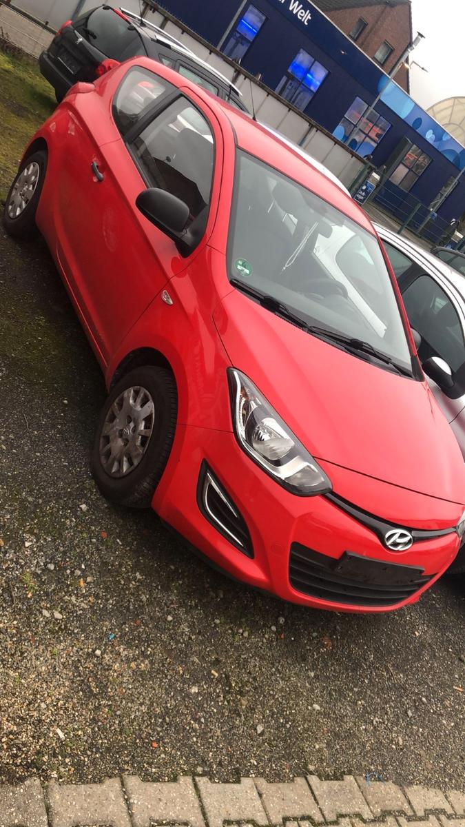 Hyundai i20 FIFA World Cup Edition * Motor unruhig*