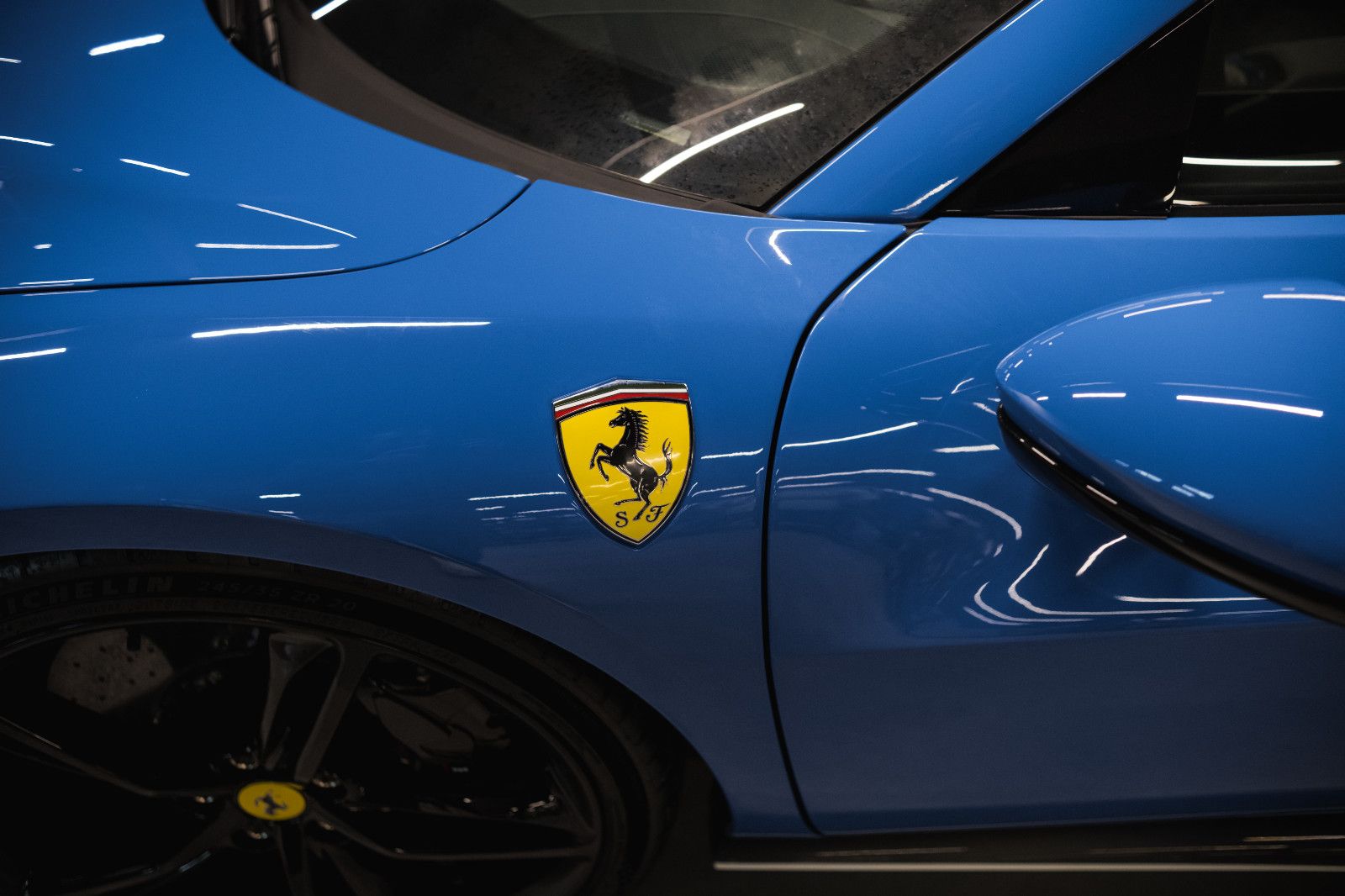 Fahrzeugabbildung Ferrari 296 GTS Sonderfarbe-Lift-Carbonsitz-Hifi-System