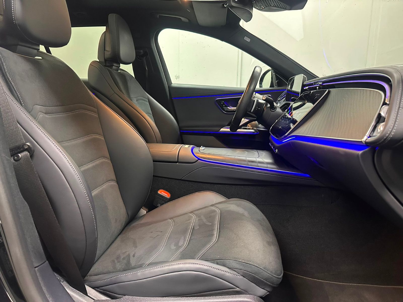 Fahrzeugabbildung Mercedes-Benz E 220 d 4MATIC T *AMG-LINE ADVANCED*PANO*KEYGO*