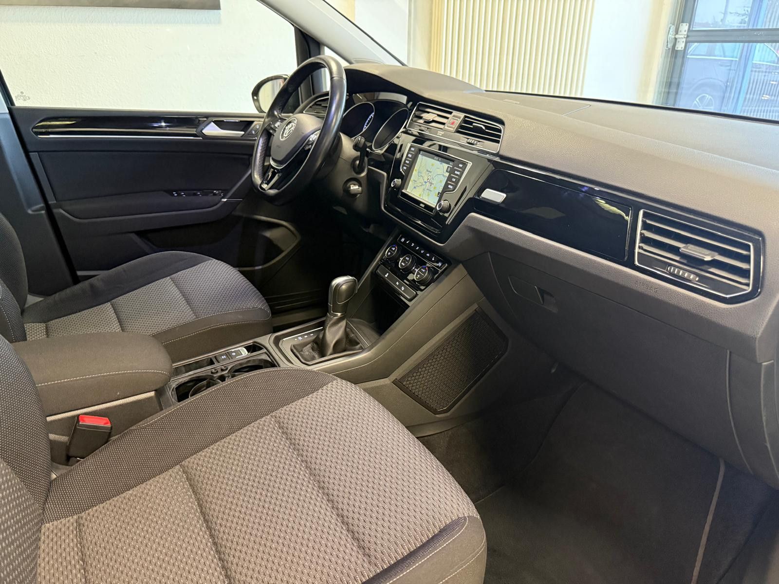 Fahrzeugabbildung Volkswagen Touran Comfortline BMT 7.SITZER/ SCHECKHEFT/ AHK