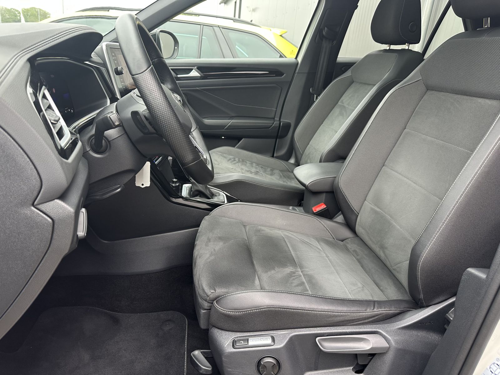 Fahrzeugabbildung Volkswagen T-Roc 2.0 TDI DSG R-Line NAV+MATRIX+PANO+ACC+SHZ