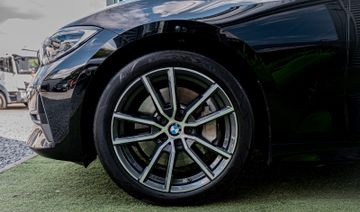 Fahrzeugabbildung BMW 330i Lim. Sport Line|KAMERA|AUTOMATIK|DISPLAYKEY