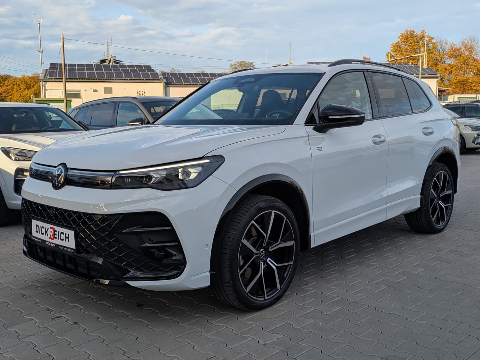 Fahrzeugabbildung Volkswagen Tiguan 2.0 TDI 4M R-Line PANO*H&K*AHK*MATRIX*20"