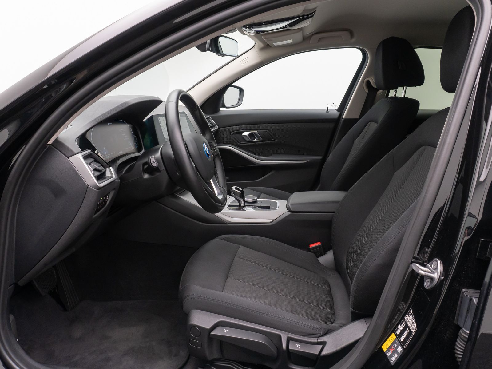 Fahrzeugabbildung BMW 320e Alarm DAB PDC GeschwindigReg Cockpit 19Zoll