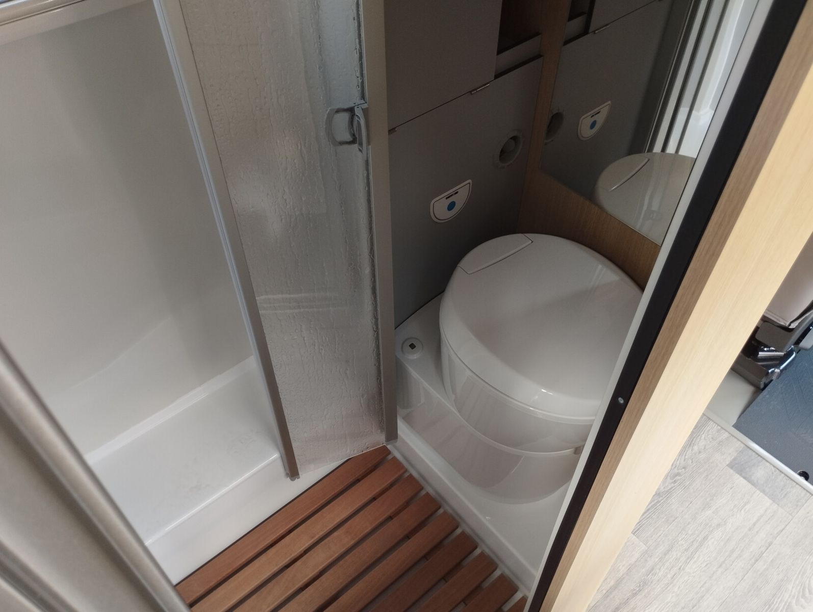Fahrzeugabbildung Karmann Dexter 570 4x4