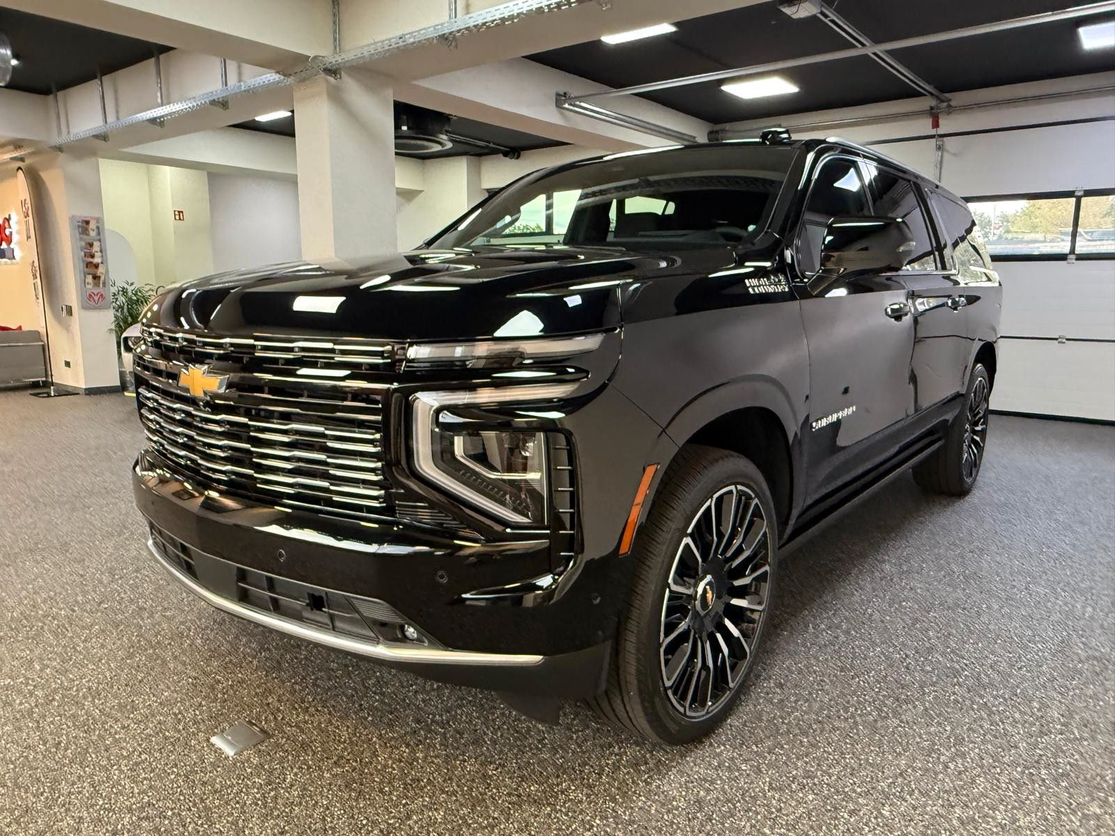 Fahrzeugabbildung Chevrolet 2026 SUBURBAN HIGH COUNTRY 24"-PANORAMA