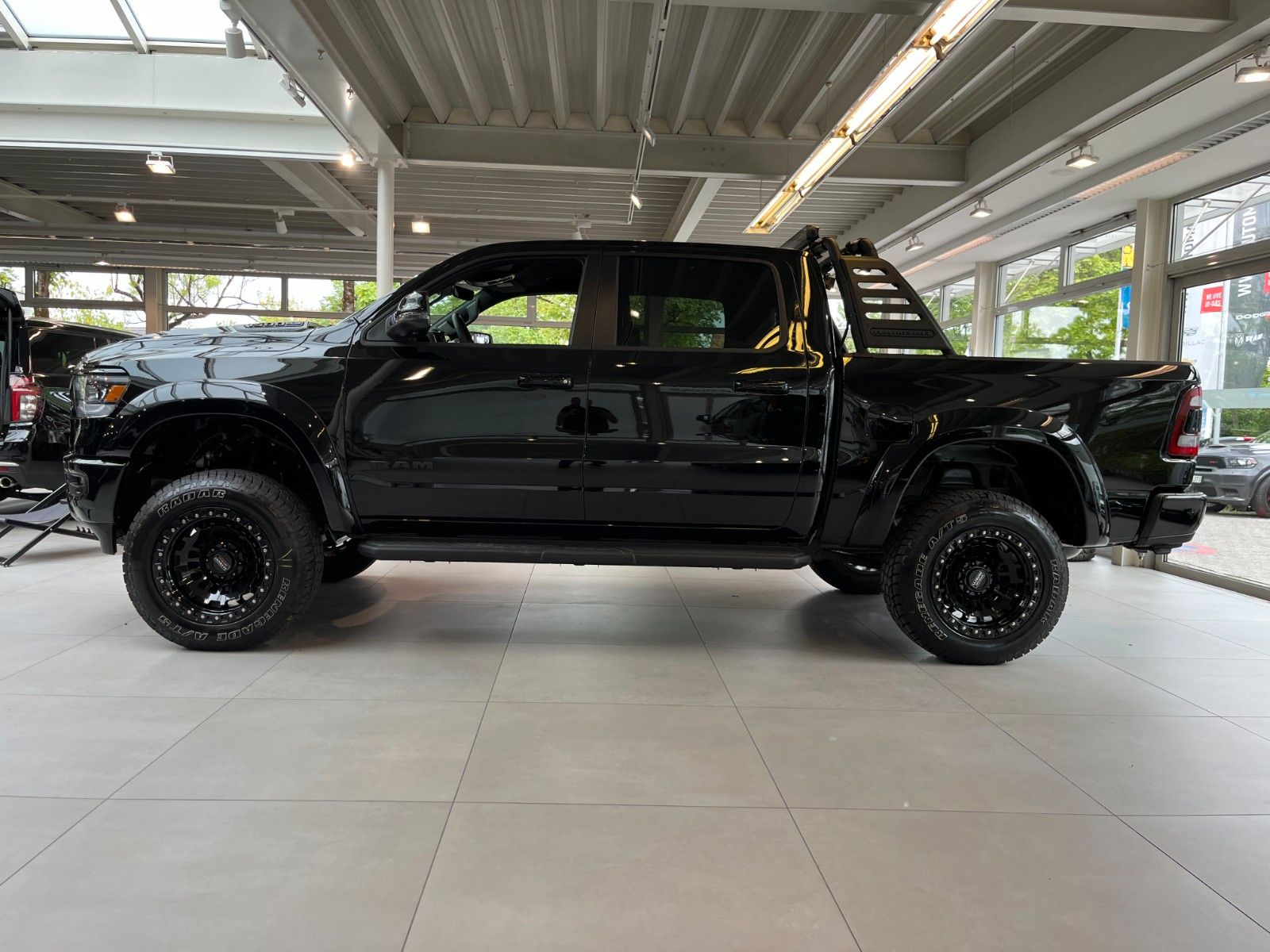 Fahrzeugabbildung Dodge RAM 1500 Crew Cab Laramie LPG "Shadow Warrior"