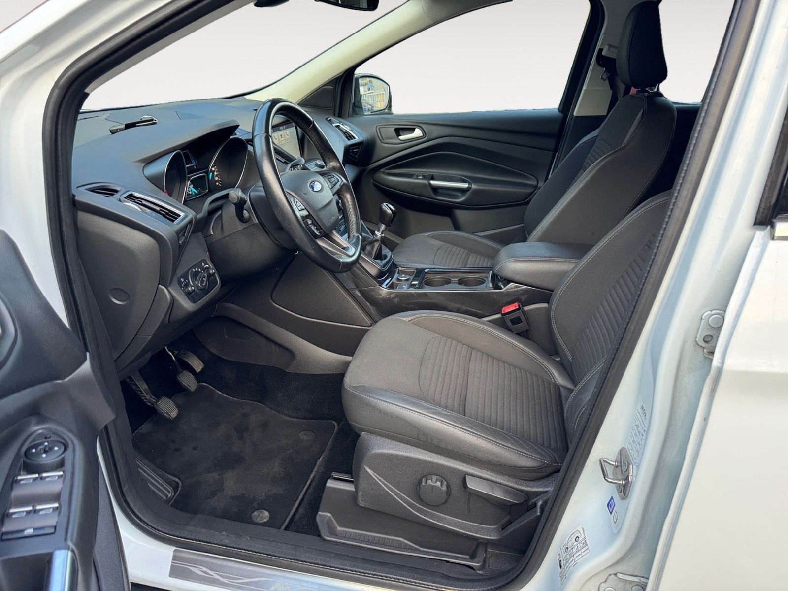 Fahrzeugabbildung Ford Kuga Titanium*LED*8Fach Alu*Kamera*Teilleder