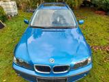 BMW 320 schönes Blau - BMW 320 aus 2003: Kombi