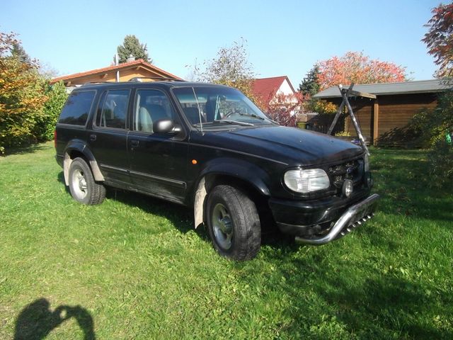 Ford Explorer U2 schwarz