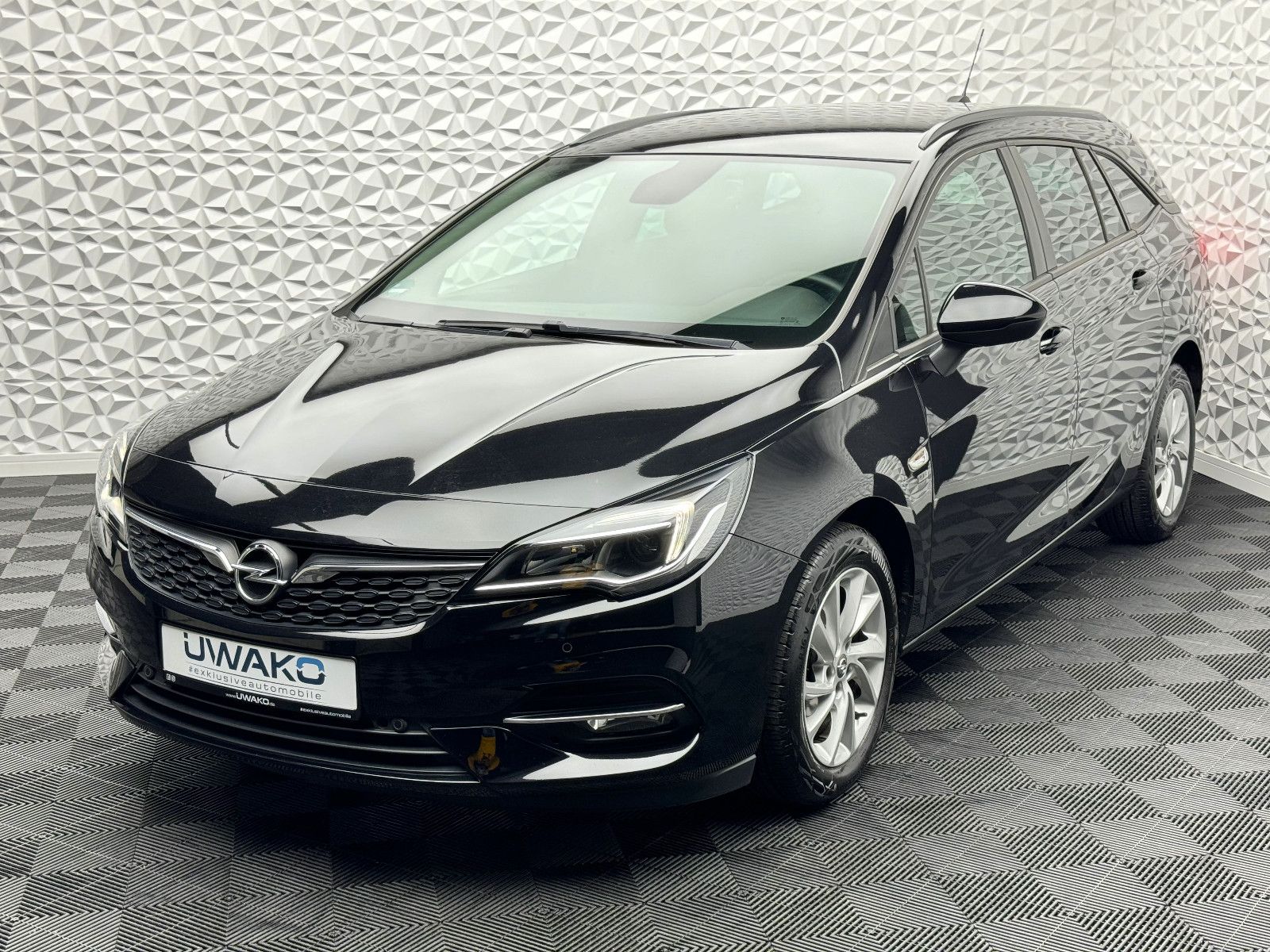 Fahrzeugabbildung Opel ASTRA SPORTS TOURER 1.2/PARKPILOT/NAVI/R-CAM/HSA