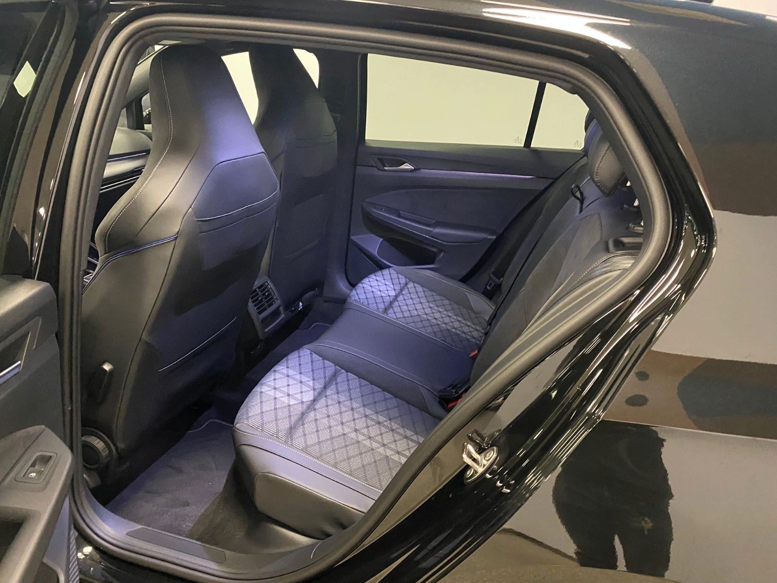 Fahrzeugabbildung Volkswagen Golf 1.5 eTSI DSG R-Line+GARANTIE 2029+ACC+KAMER