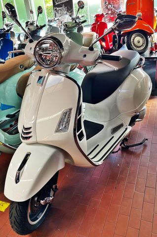 Vespa New GTS 300 Super HPE ABS Euro 5 - BLACK FRIDAY