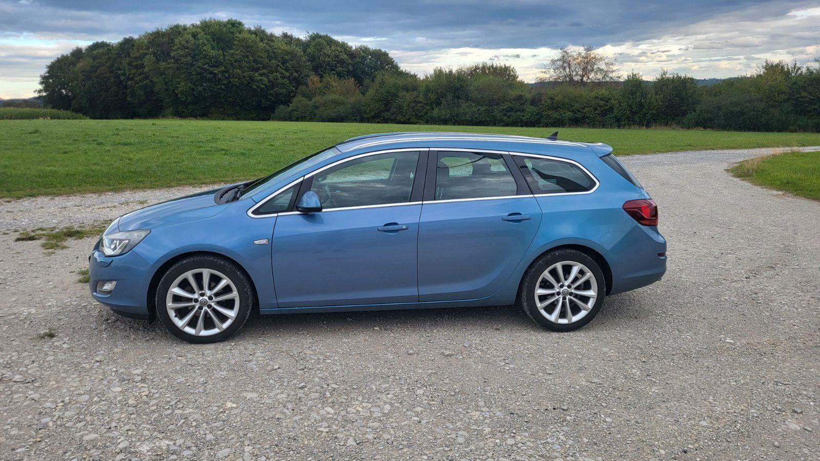 Opel Astra 2011 — rear view