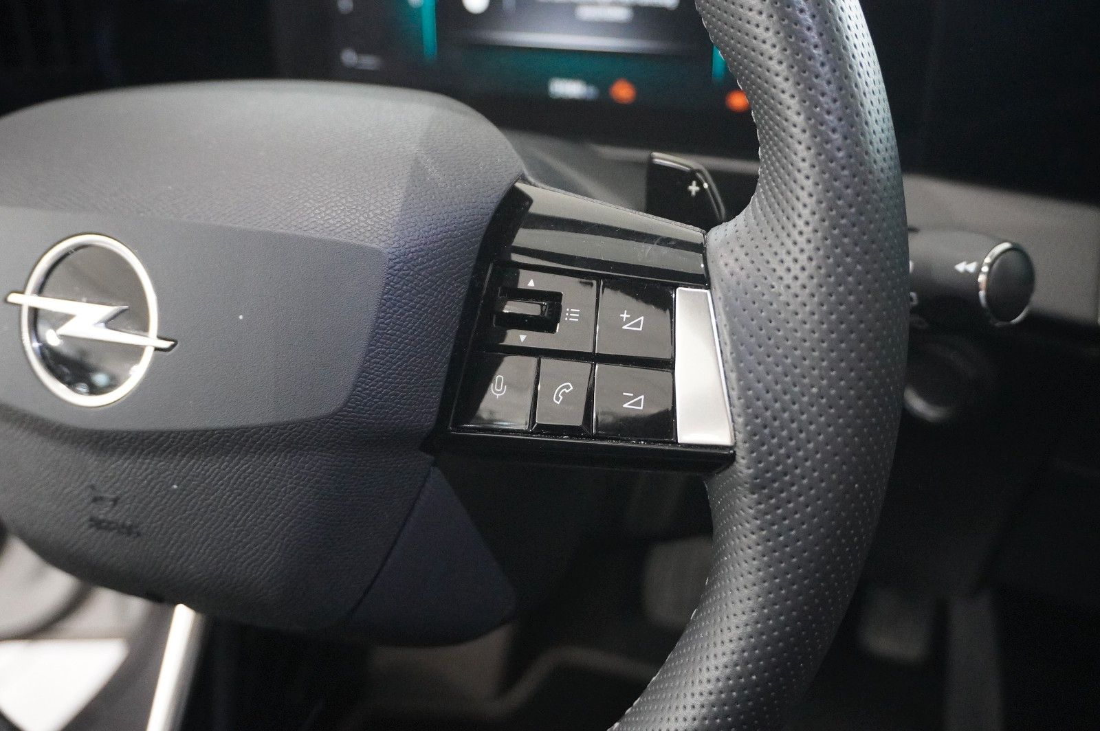 Fahrzeugabbildung Opel Astra L Lim. 1.2T GS LINE NAVI/LED/360°/PANO/HUD