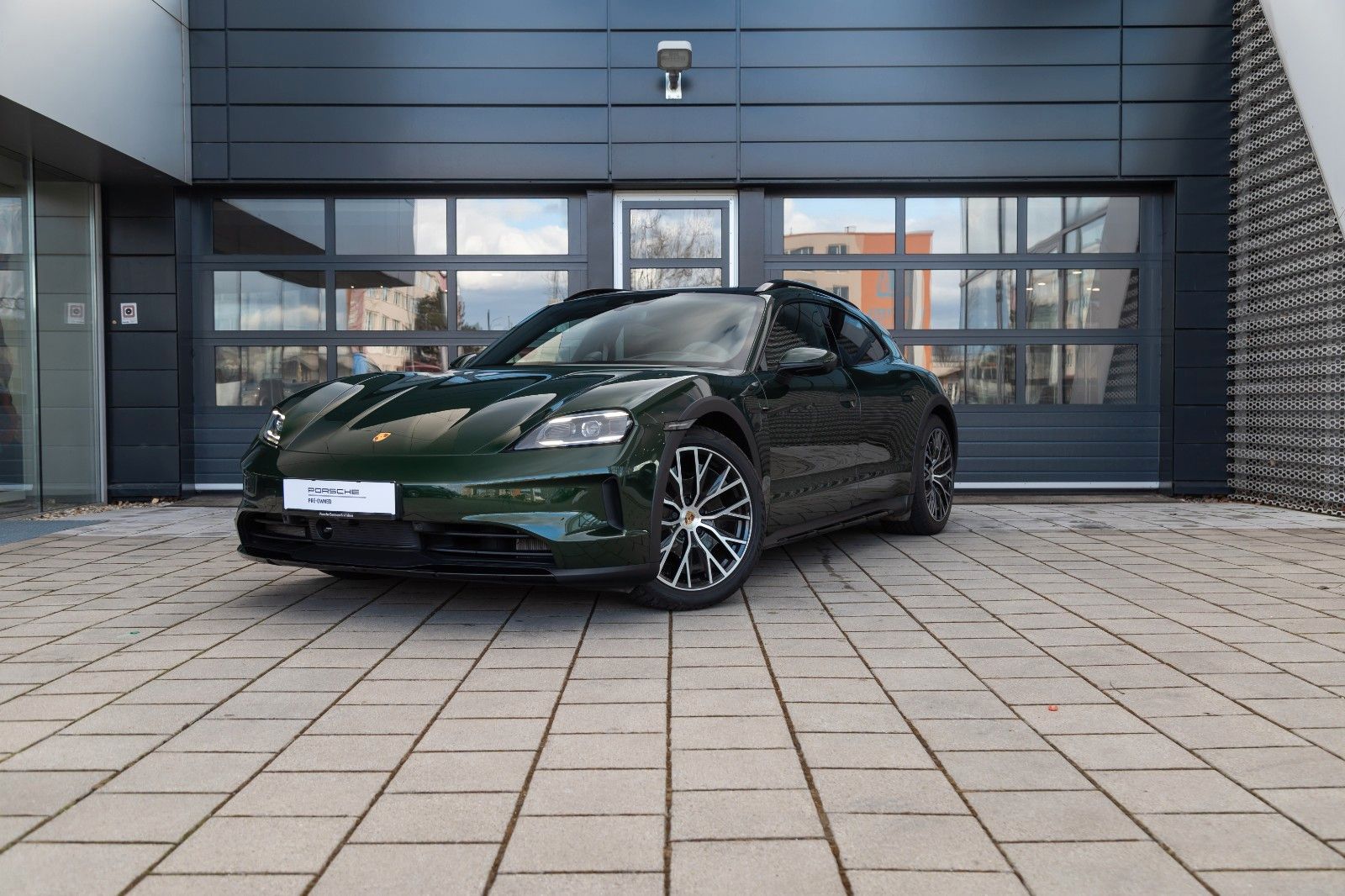 PORSCHE Taycan Cross Turismo 4