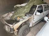 Opel Kadett E Caravan Karosse - Opel Kadett mit Benzin-Antrieb: Kombi