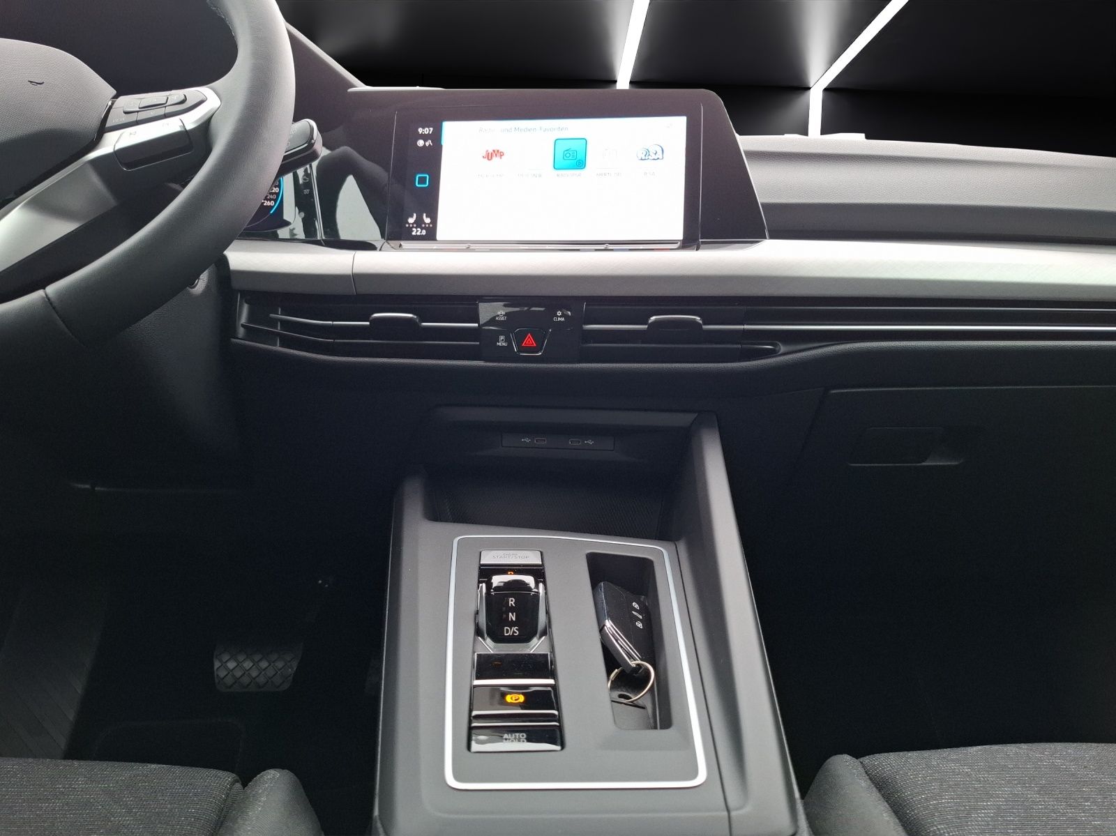 Fahrzeugabbildung Volkswagen Golf VIII Variant eTSI Life DSG LEDplus Navi AID