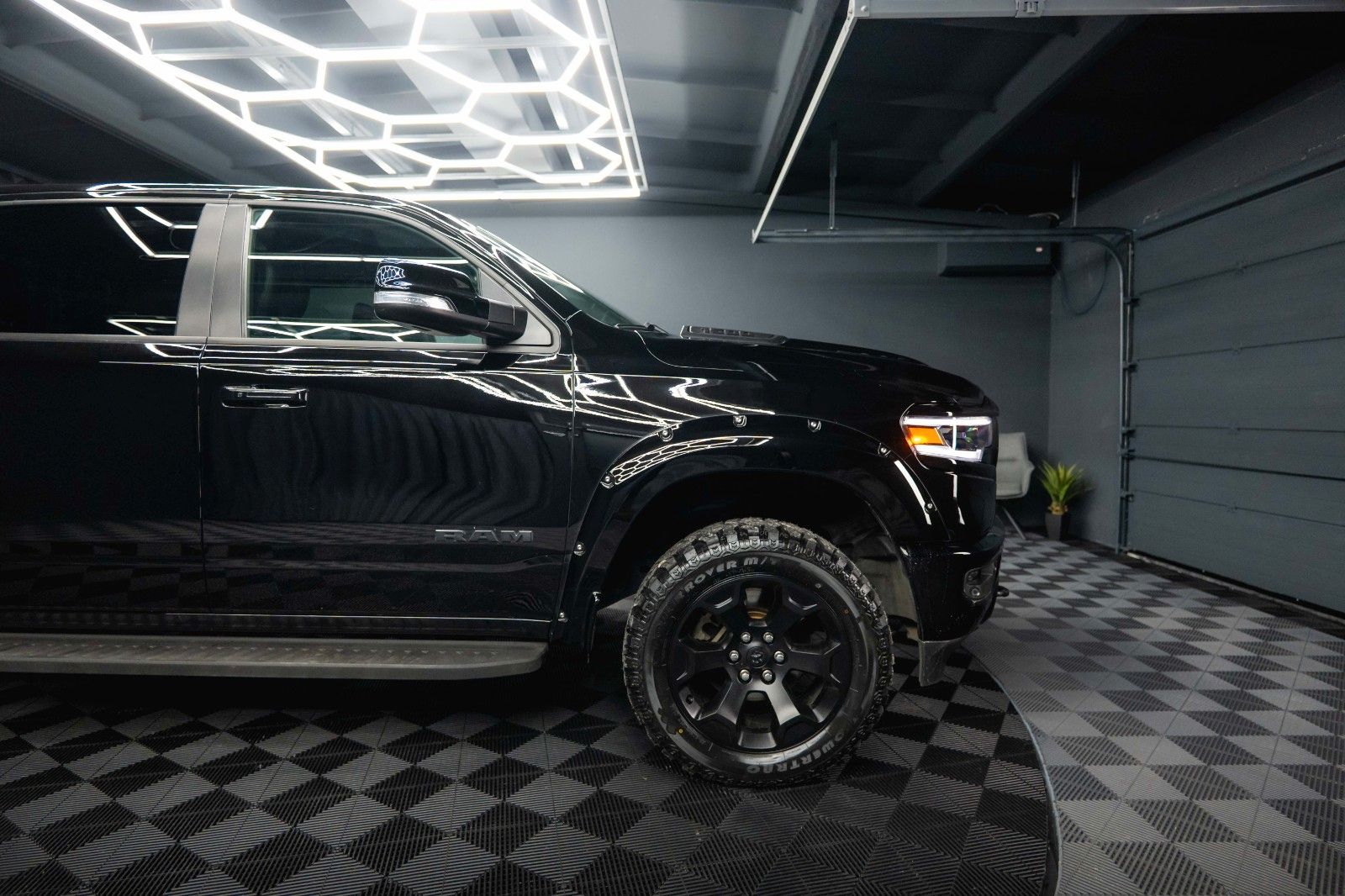 Fahrzeugabbildung Dodge RAM 5.7 V8 HEMI 4x4 Offroad BLACK EDITION  LPG