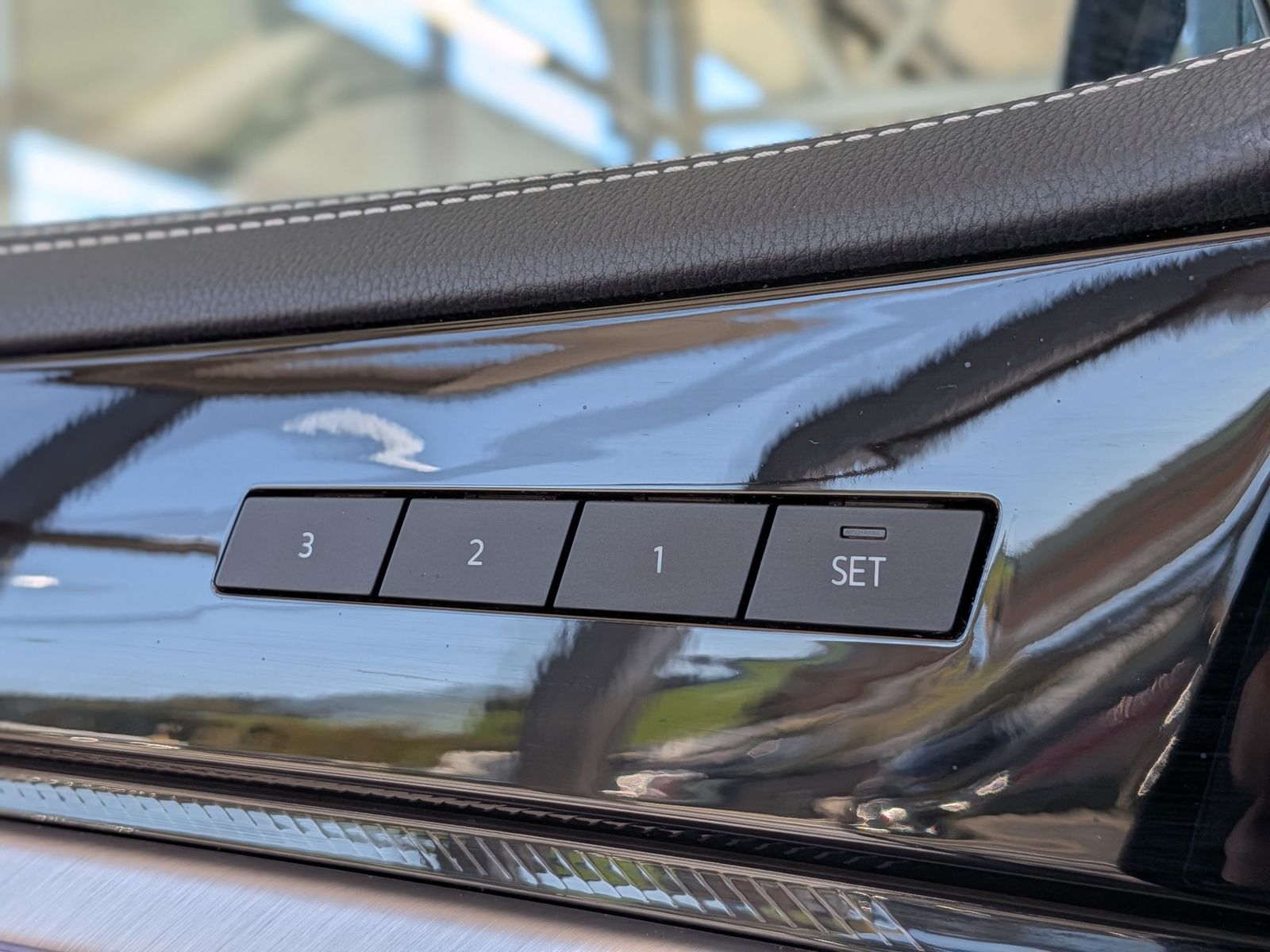 Fahrzeugabbildung Volkswagen Touareg 3.0TDI 4M R-Line VOLL Black 22" UPE 114T