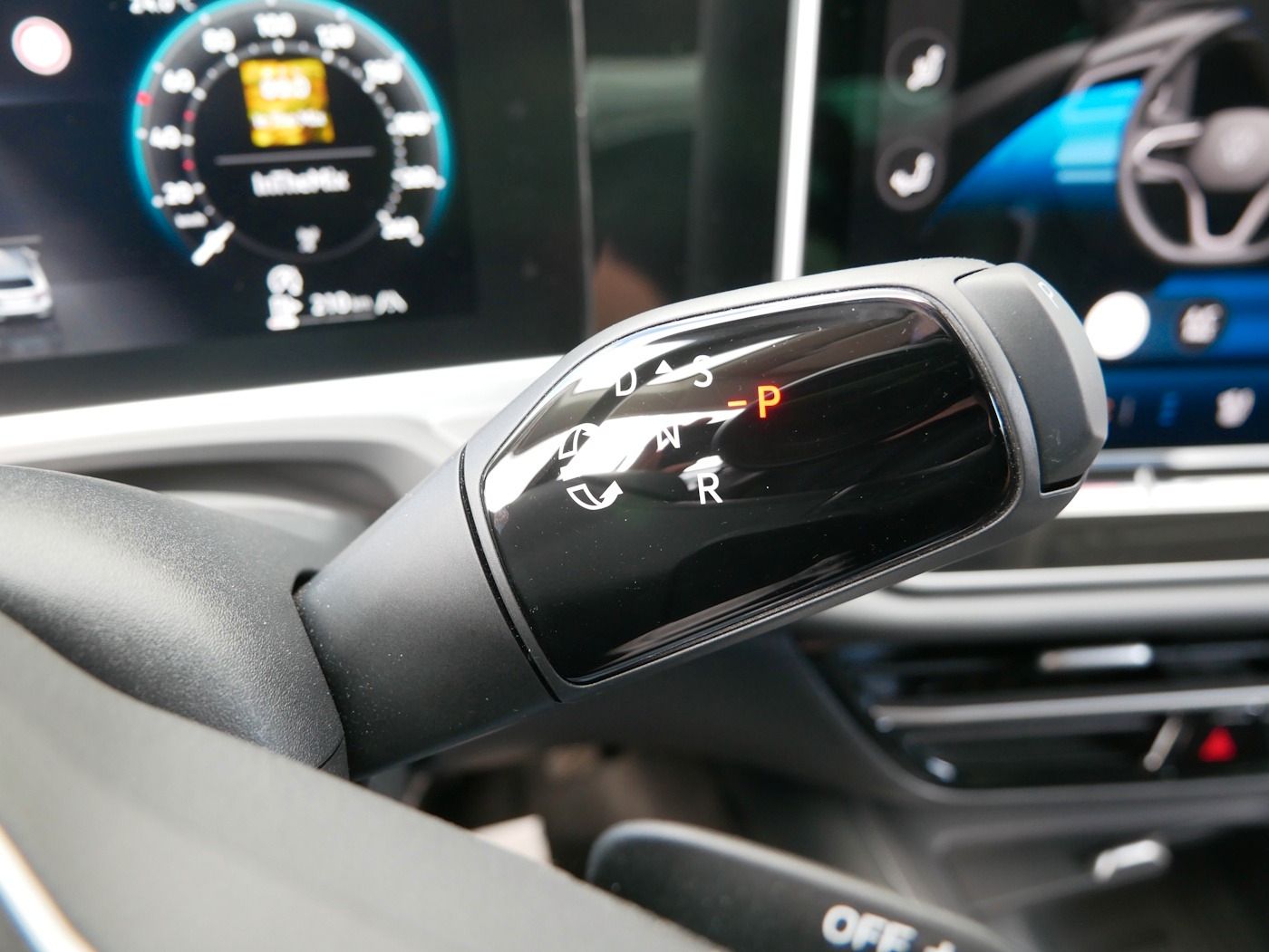 Fahrzeugabbildung Volkswagen Passat Variant 1.5 Business NEU57T Sthzg HUD DSG