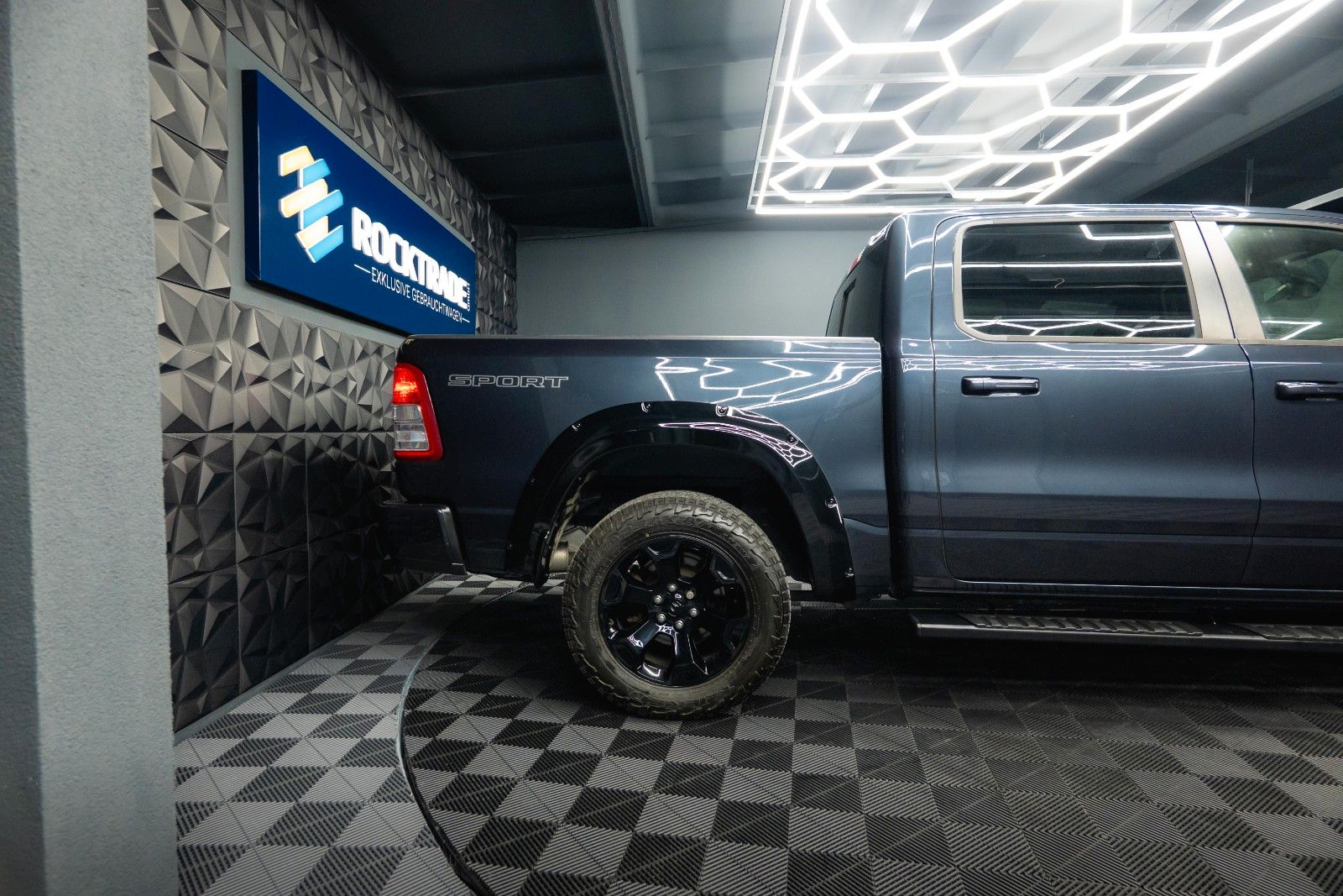 Fahrzeugabbildung Dodge RAM 5.7 V8 HEMI 4x4 OFFROAD Night Limited 19%