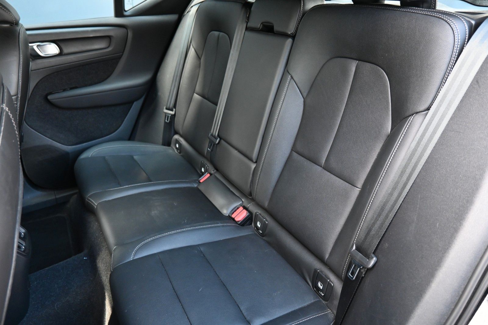 Fahrzeugabbildung Volvo XC40 BEV AWD R Design*H&K*FSHZG*RFK*WP*20Zoll*
