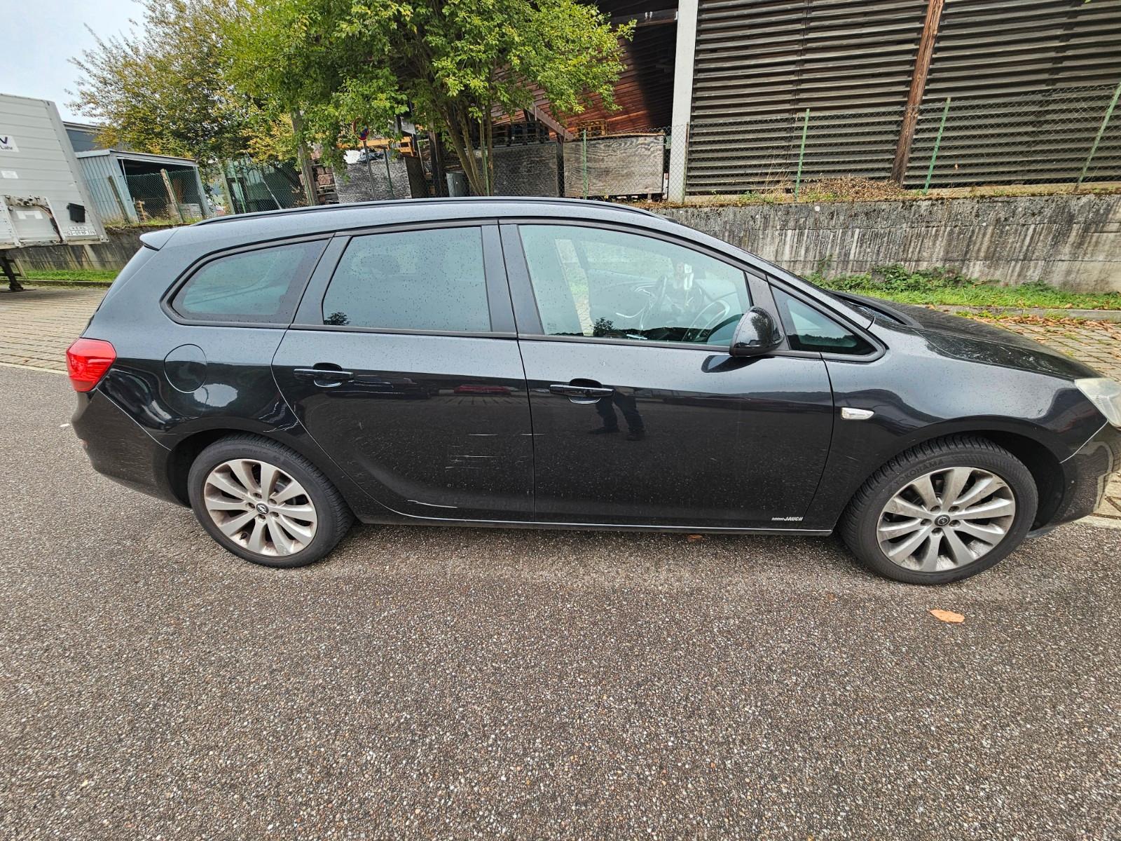 Opel Astra 2012 — rear view
