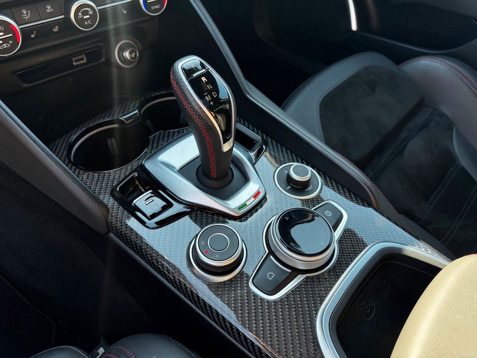 Fahrzeugabbildung Alfa Romeo Giulia 280 PS Q4 Estrema Panorama Navi Carbon