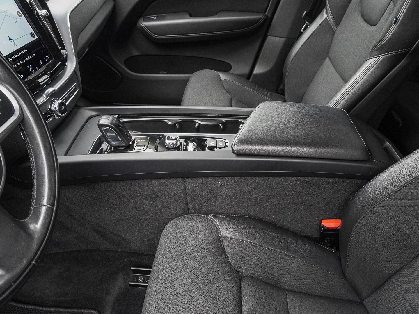 Volvo XC60 B4 D AWD Momentum Pro 19ZOLL FRONTHZG BLIS
