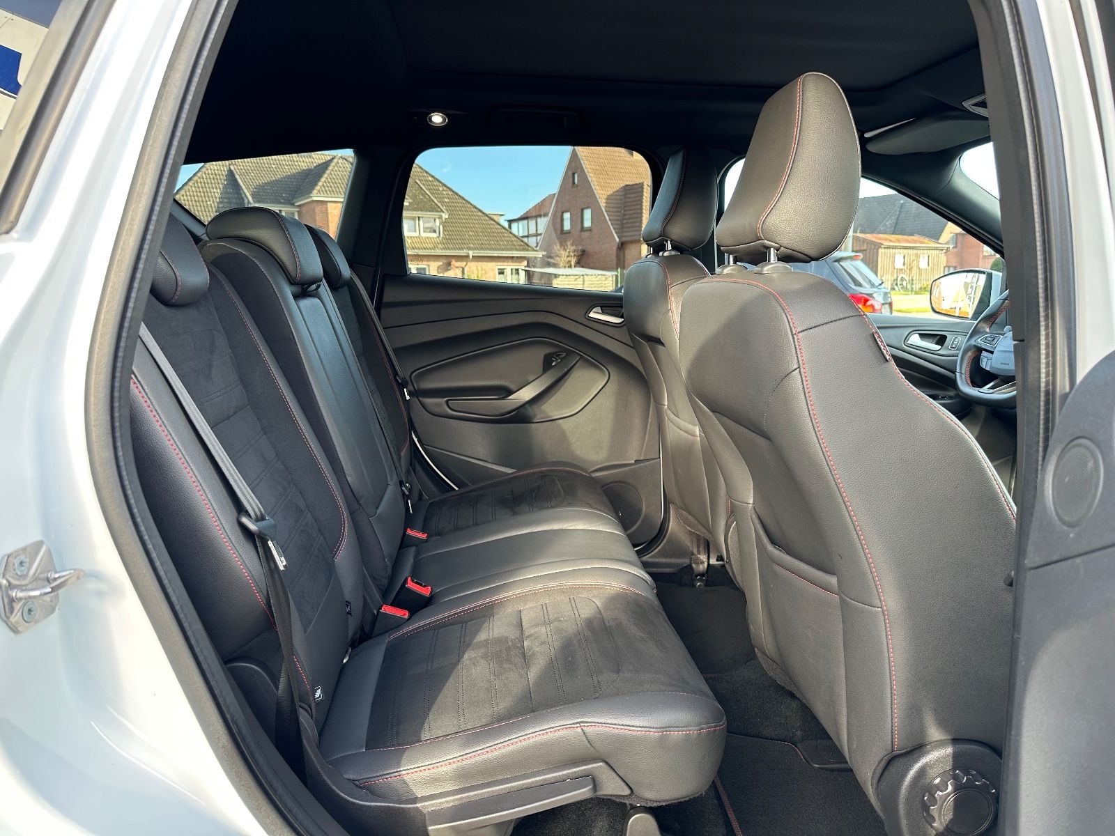 Fahrzeugabbildung Ford Kuga 2.0 TDCi 4x4 ST-Line AHK/Pano/Navi/Sound