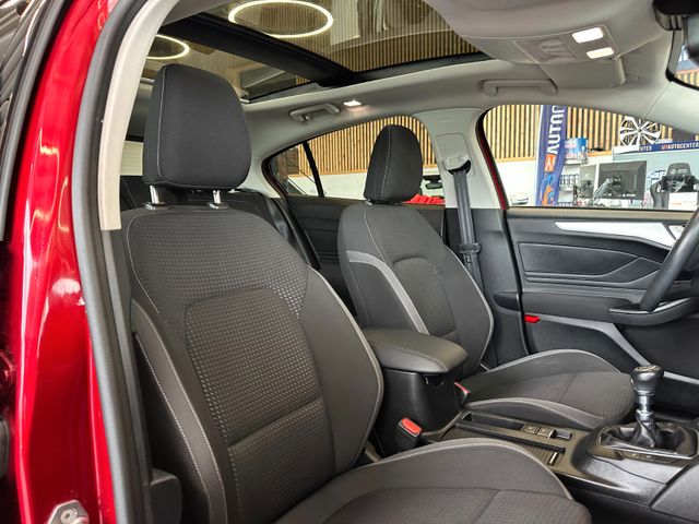 MYAUTOCENTER – Gebraucht- und Jahreswagen mit Werkstattservice in Pfaffenhofen Ford Focus Lim. *Pano*Kamera*AHK*LED*