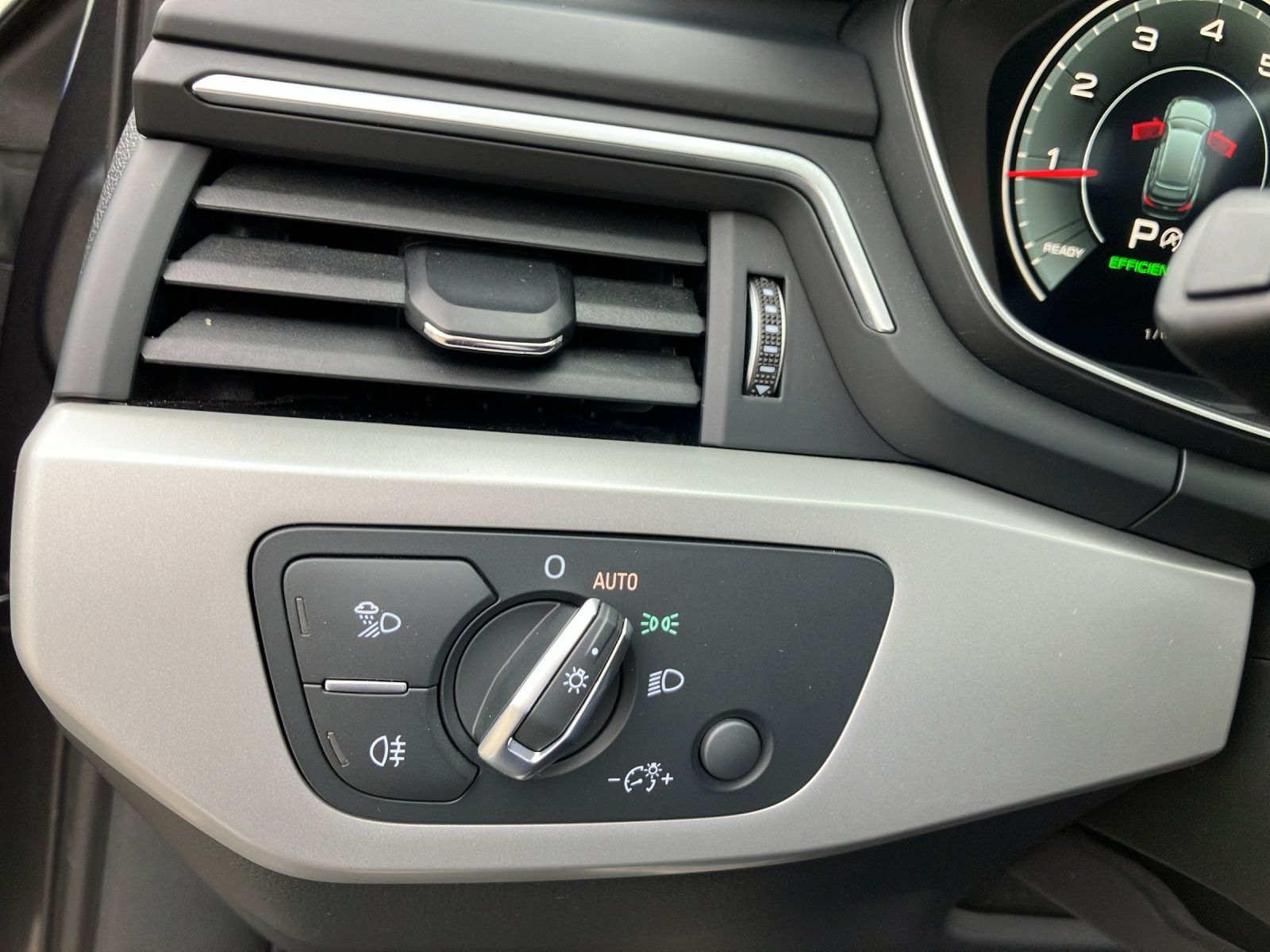 Fahrzeugabbildung Audi A4 Avant 40 TFSI S-tronic S-line LED Navi AVC AC