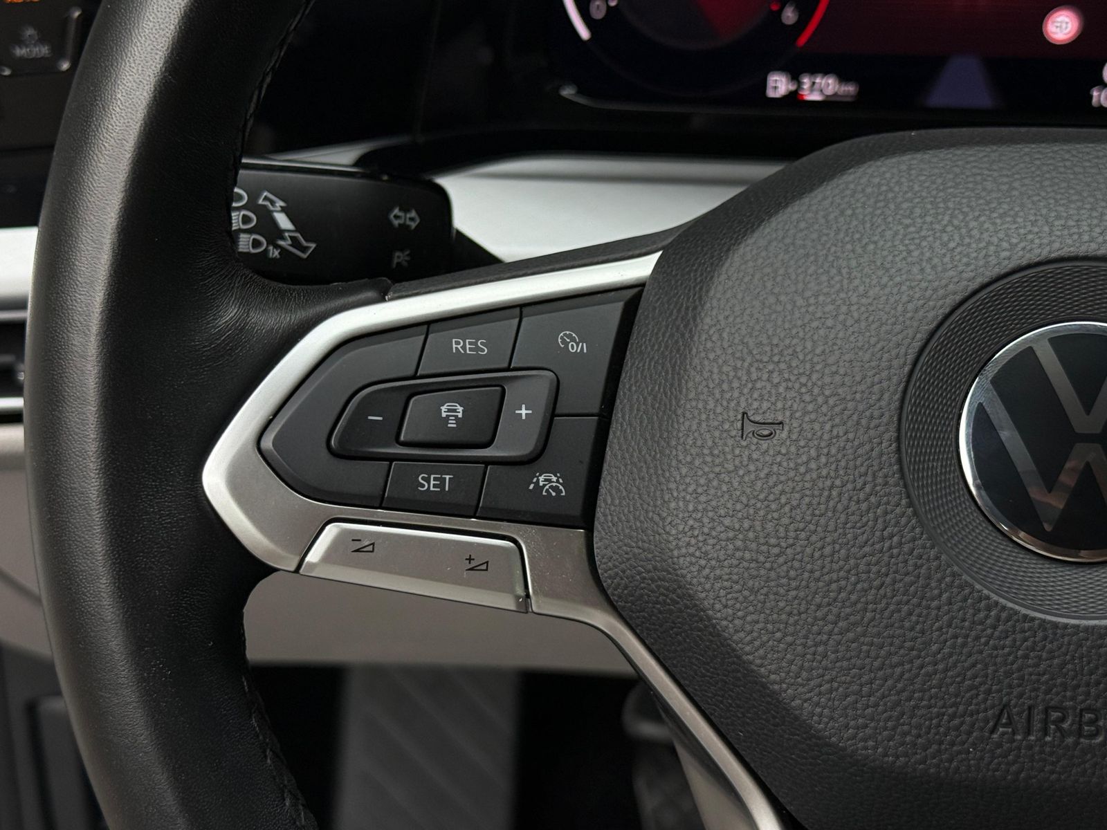 Fahrzeugabbildung Volkswagen Golf 2.0 TDI Life LED+NAVI+SHZ+AMBI+ACC+CARPLAY