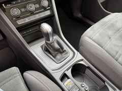 Fahrzeugabbildung Volkswagen Touran Comf. DSG Navi Sitzh Pano AHK Kamera