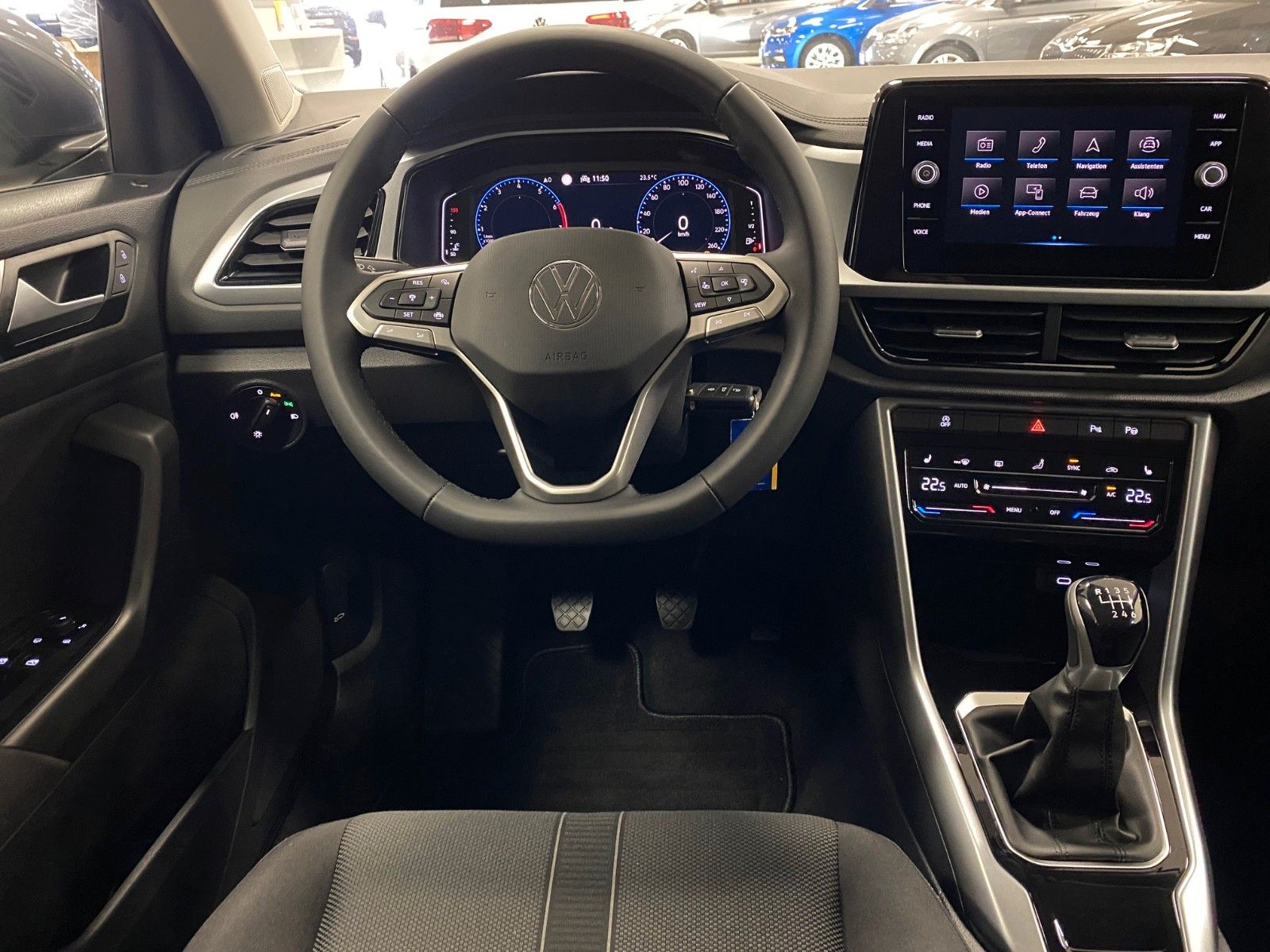 Fahrzeugabbildung Volkswagen T-Roc 1.5 TSI Life+ACC+LED+KAMERA+virt.TACHO+PDC