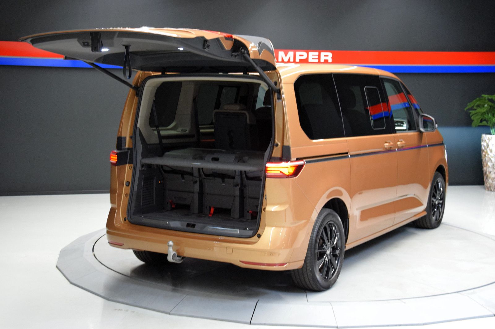 Fahrzeugabbildung Volkswagen T7 Multivan Style 7 Stz. ACC Matrix el.AHK Alcan