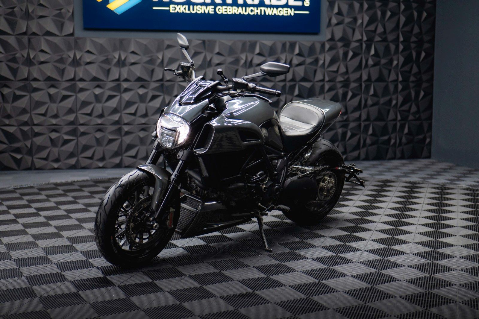 Fahrzeugabbildung Ducati Ducati Diavel 1200 Carbon Testastretta 11°